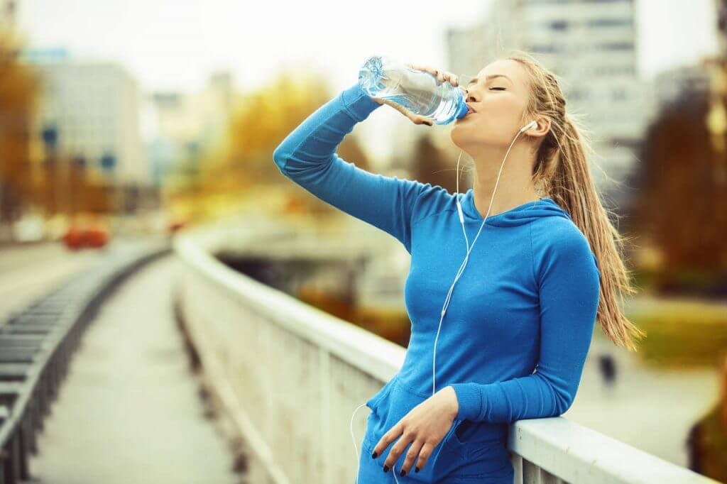 Estar hidratado durante a prática de esportes é indispensável para uma boa performance.