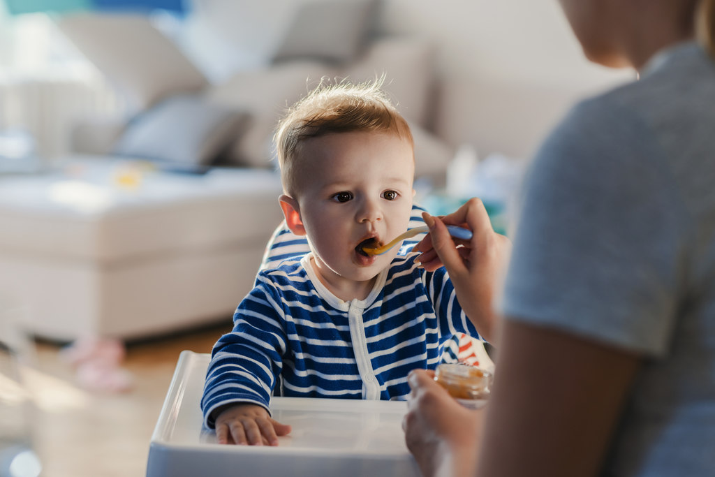 a alimentação do bebê é um cuidado dos pais juntamente com o desmame gradual