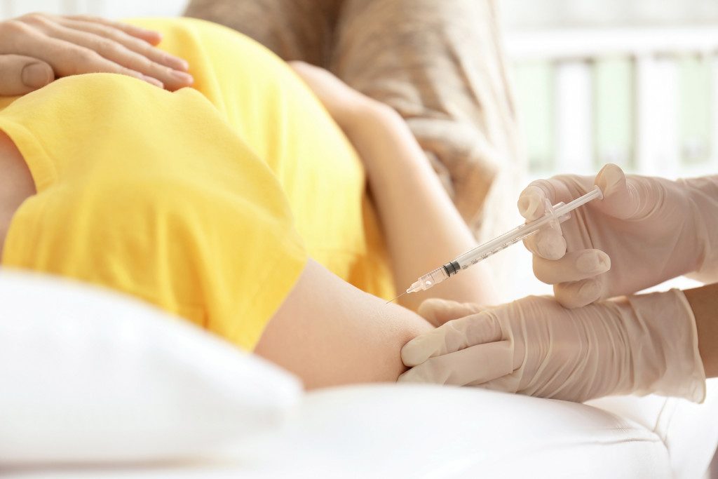 gravida-tomando-vacina
