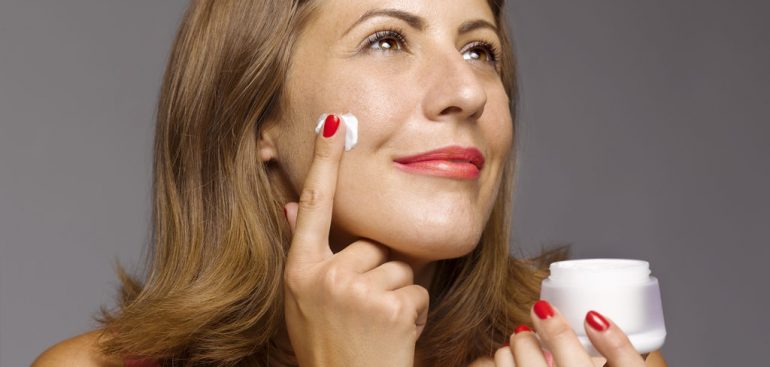 Cuidar da pele deve ser um hábito diário. Aprenda no artigo.